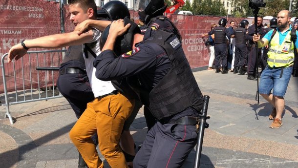 Масові протести у Москві: влада покарала ще одного учасника
