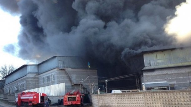 Масштабна пожежа на Дніпропетровщині: горів завод виробів з пластику (фото, відео)