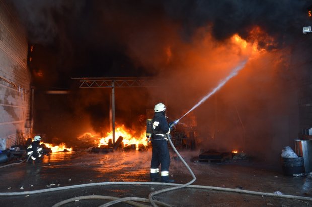 Масштабна пожежа на Дніпропетровщині: горів завод виробів з пластику (фото, відео)