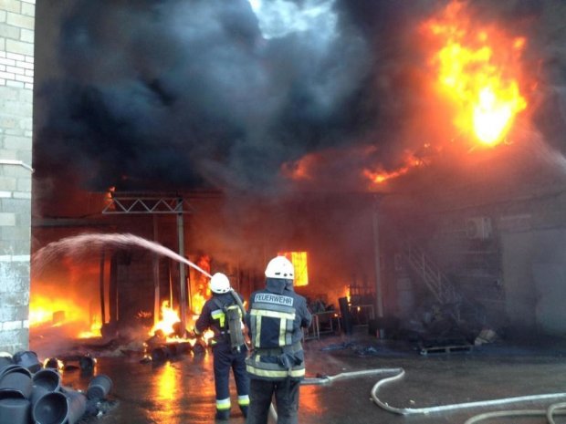 Масштабна пожежа на Дніпропетровщині: горів завод виробів з пластику (фото, відео)