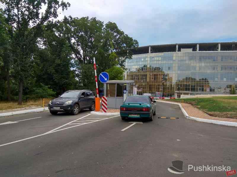 Минус одна бесплатная парковка: въезд на территорию СК «Черноморец» сделали платным. Фото