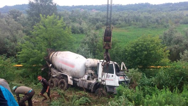 Моторошна ДТП на Буковині: перекинувся бетоновоз, водій загинув на місці