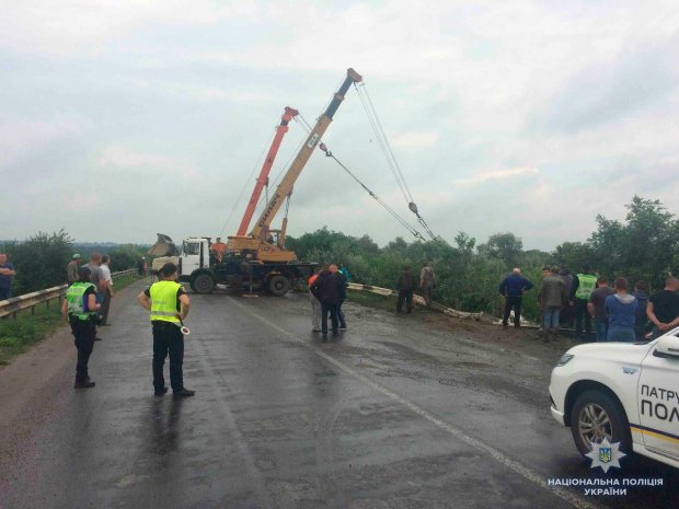 Моторошна ДТП на Буковині: перекинувся бетоновоз, водій загинув на місці
