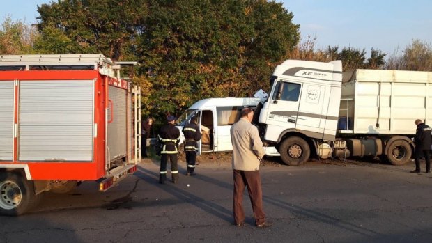 На Черкащині мікроавтобус зі школярами влетів у вантажівку, одна дитина померла: фото та відео