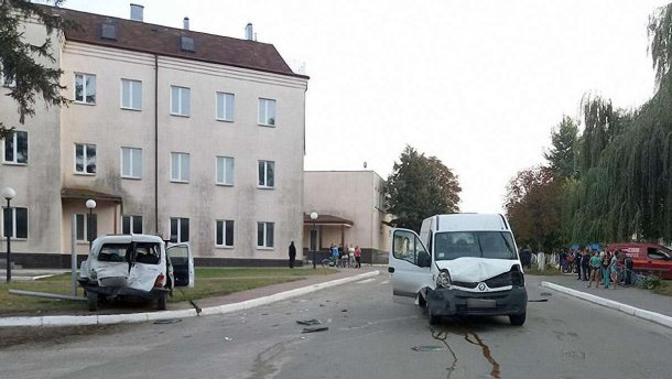 На Хмельниччині водій збив жінку з немовлям на візочку