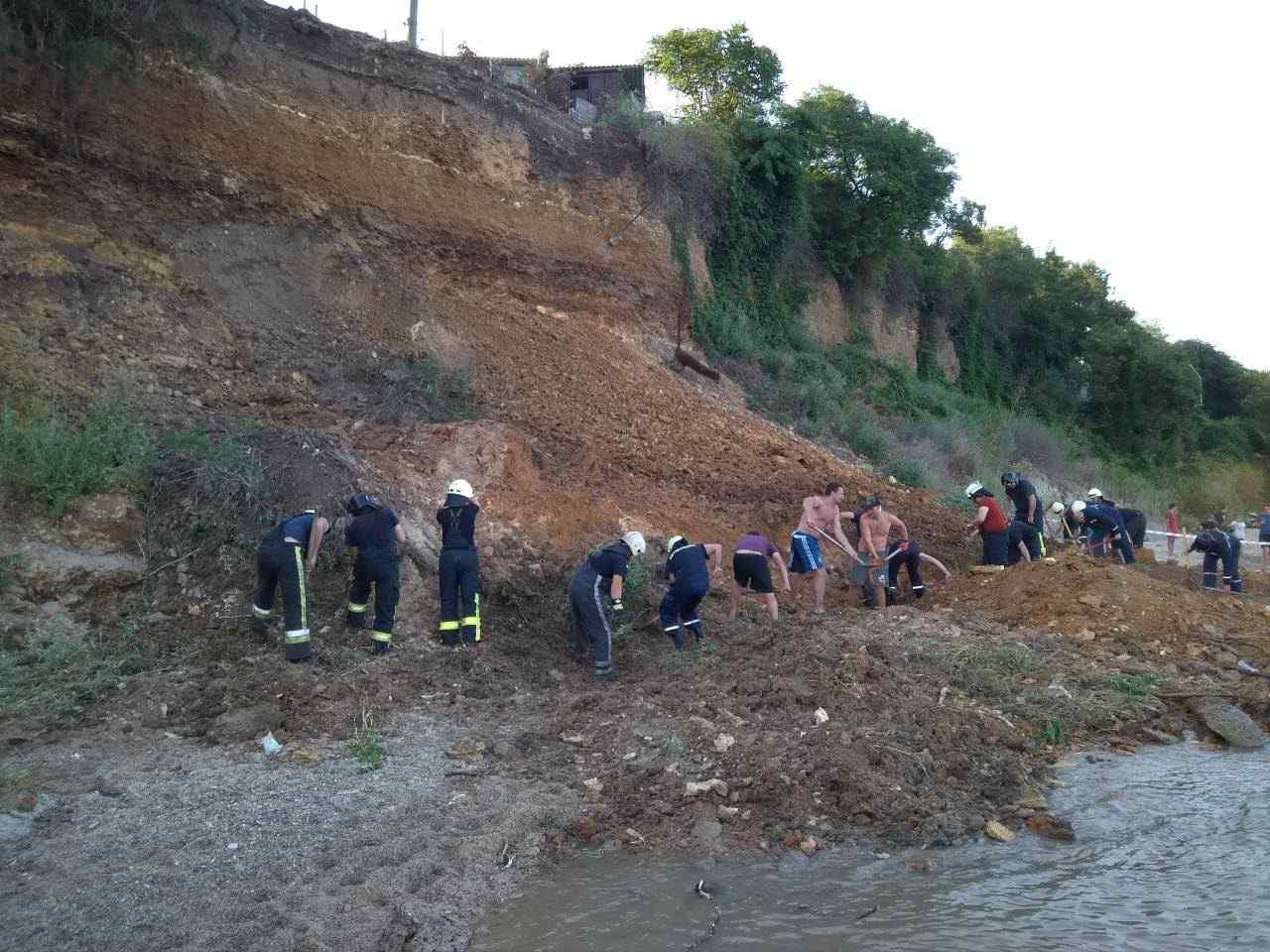 На пляже в Одессе произошел оползень. Обнолено, фото, видео