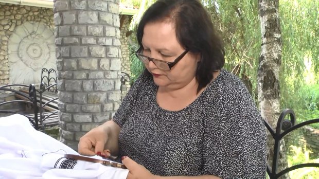 На Тернопільщині вишивають сорочку Володимиру Балуху: деталі