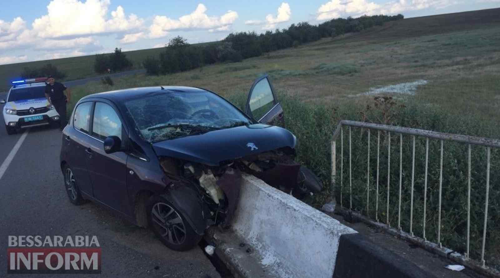 На трассе Одесса-Рени ДТП: автомобиль врезался в ограждение моста. Фото