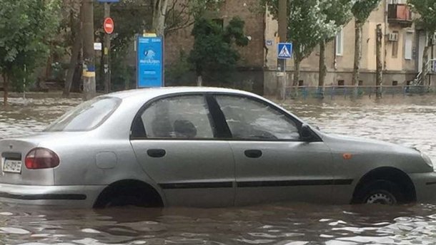 Негода затопила популярний український курорт: вражаючі фото та відео