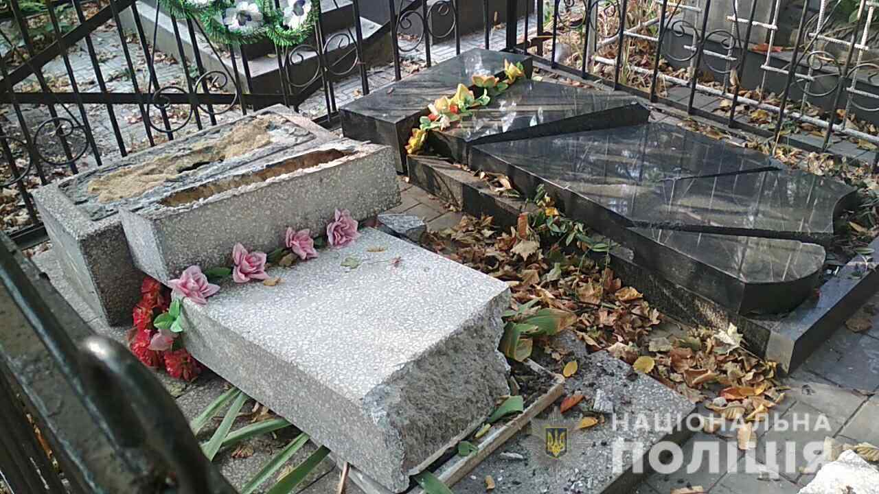 Неизвестные вандалы разбили 8 памятников на кладбище в Одессе. Фото