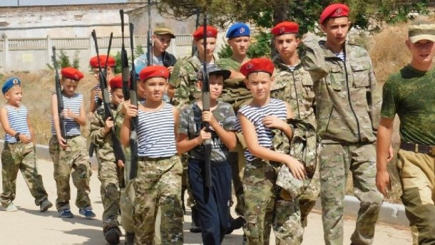 Невыносимая вонь, штурмовики с детства и поиск украинских загранпаспортов: новости Крымнаша