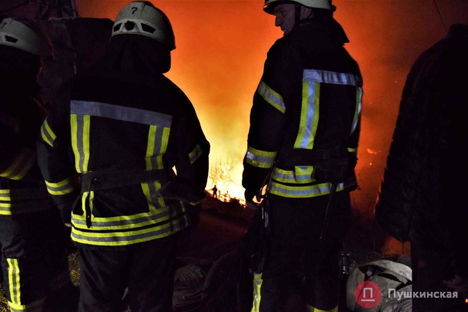 Ночью возле Потемкинской лестницы горели МАФы: в ГСЧС назвали предварительную причину. Фото, видео