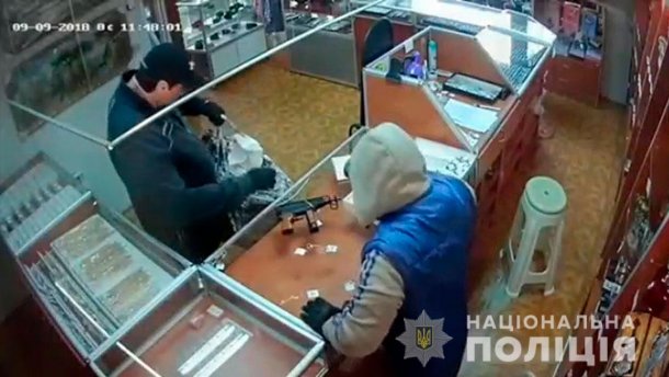 Обчистили ювелірний і втекли на бляхах: деталі зухвалого пограбування на Буковині