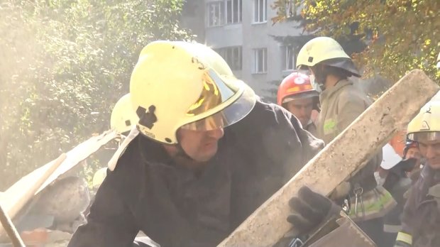 Обвал у Дрогобичі: рятувальники запускають камери для спостереження за людьми під завалинами