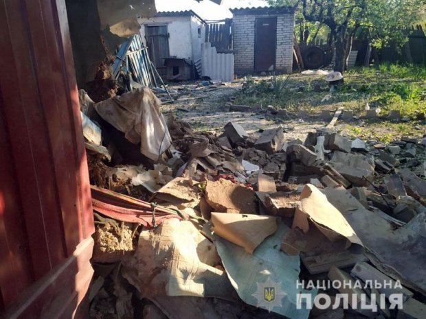 Окупанти обстріляли житлові будинки та автомобілі у Марїнці: фото