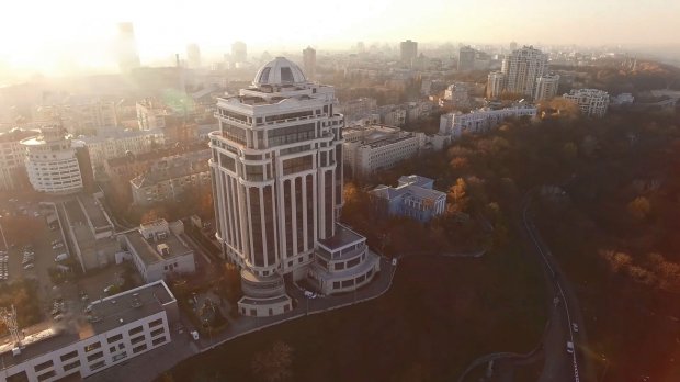 Оренда позолоченої квартири за 17 тисяч доларів: як живе нардеп Андрій Павелко з БПП