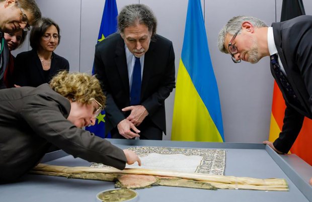 Оригінал грамоти Петра І про українську церкву повернули до Києва: чому це важливо для України
