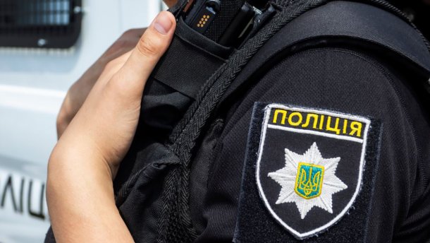 Озброєний чоловік кинув гранату в бік поліцейських на Дніпропетровщині: фото та відео