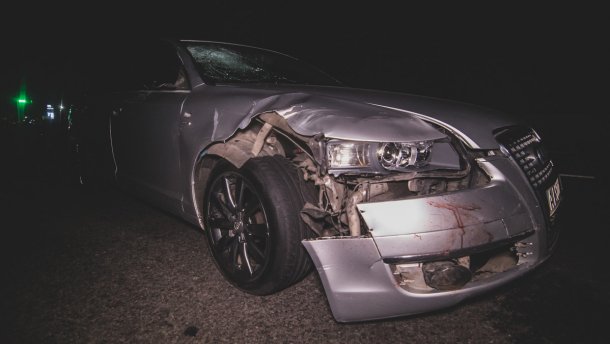 Під Києвом легковик збив на смерть трьох людей: одному із загиблих відірвало ногу – фото, відео