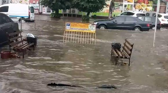 Після сильного дощу Хмельницький затопило: фото та відео