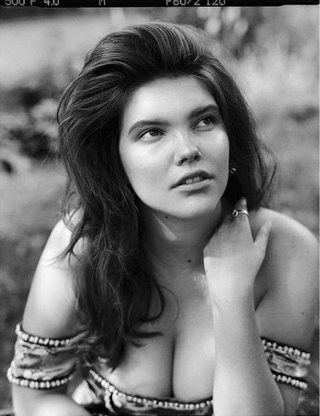 Пишнотіла модель знялася у сексуальній фотосесії для Playboy (18+)