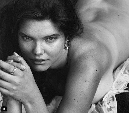 Пишнотіла модель знялася у сексуальній фотосесії для Playboy (18+)