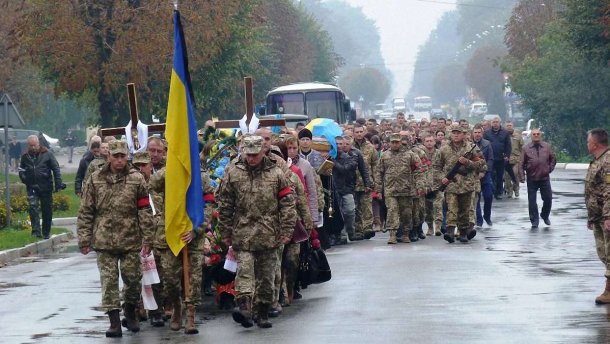 Плакали люди і небо: на Хмельниччині поховали двох пілотів, які загинули в авіакатастрофі Л-39