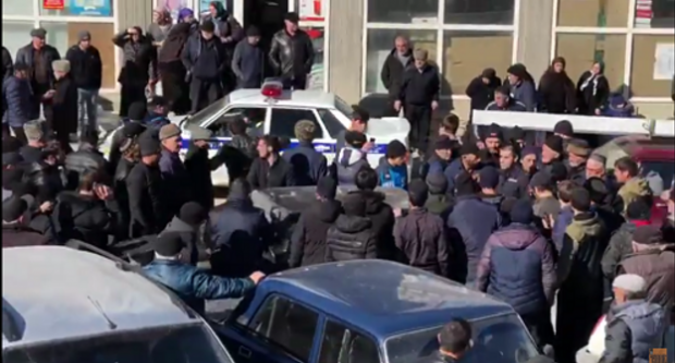 По всей России стали избивать полицейских