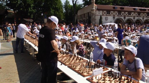 Понад півтисячі дітей встановили рекорд у Харкові: захопливі фото, відео