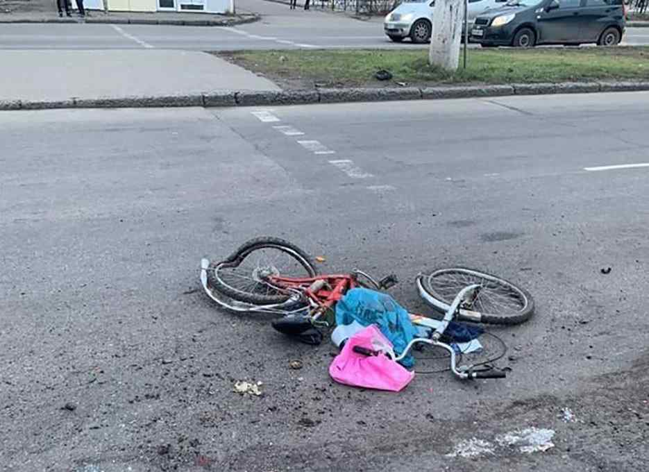 Появилось видео, как 1 января в Одессе фура насмерть сбила велосипедистку, 18+