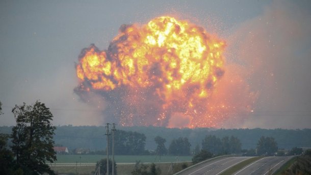 Пожежа на складах поблизу Ічні: вогонь локалізували на третину, але вибухи досі інтенсивні