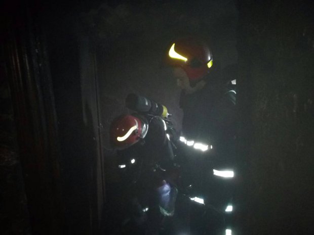 Пожежа у багатоповерхівці у Хмельницькому: пожежники врятували пенсіонера