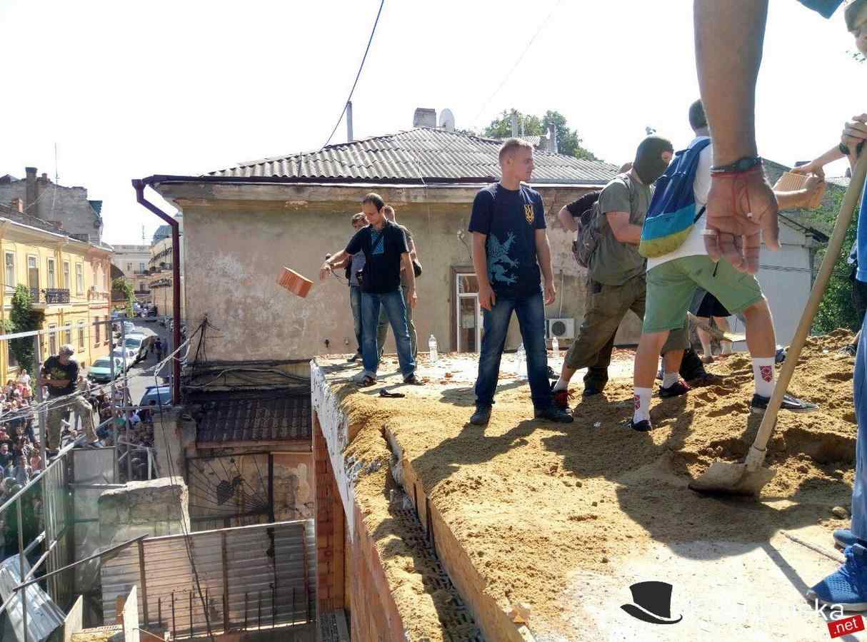 Протест в Воронцовском переулке: несмотря на полицию, активисты рушат скандальную стройку. Фото, видео