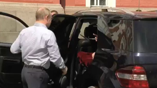Путіна і його таємничого пасажира висміяли у дотепній карикатурі