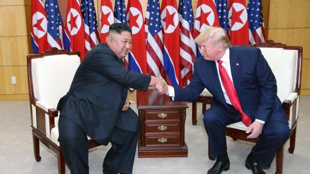 Результати історичної зустрічі: Трамп та Кім Чен Ин відновлять ядерні переговори