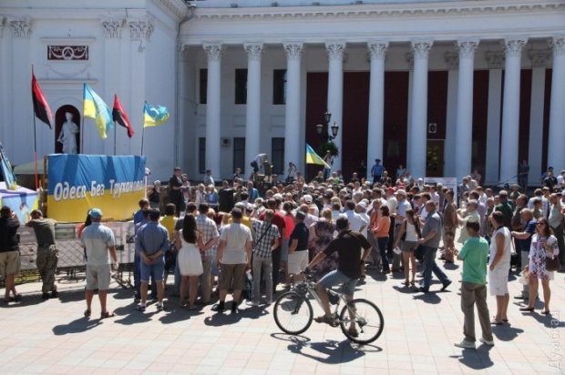 Савченко спробували закидати яйцями в Одесі
