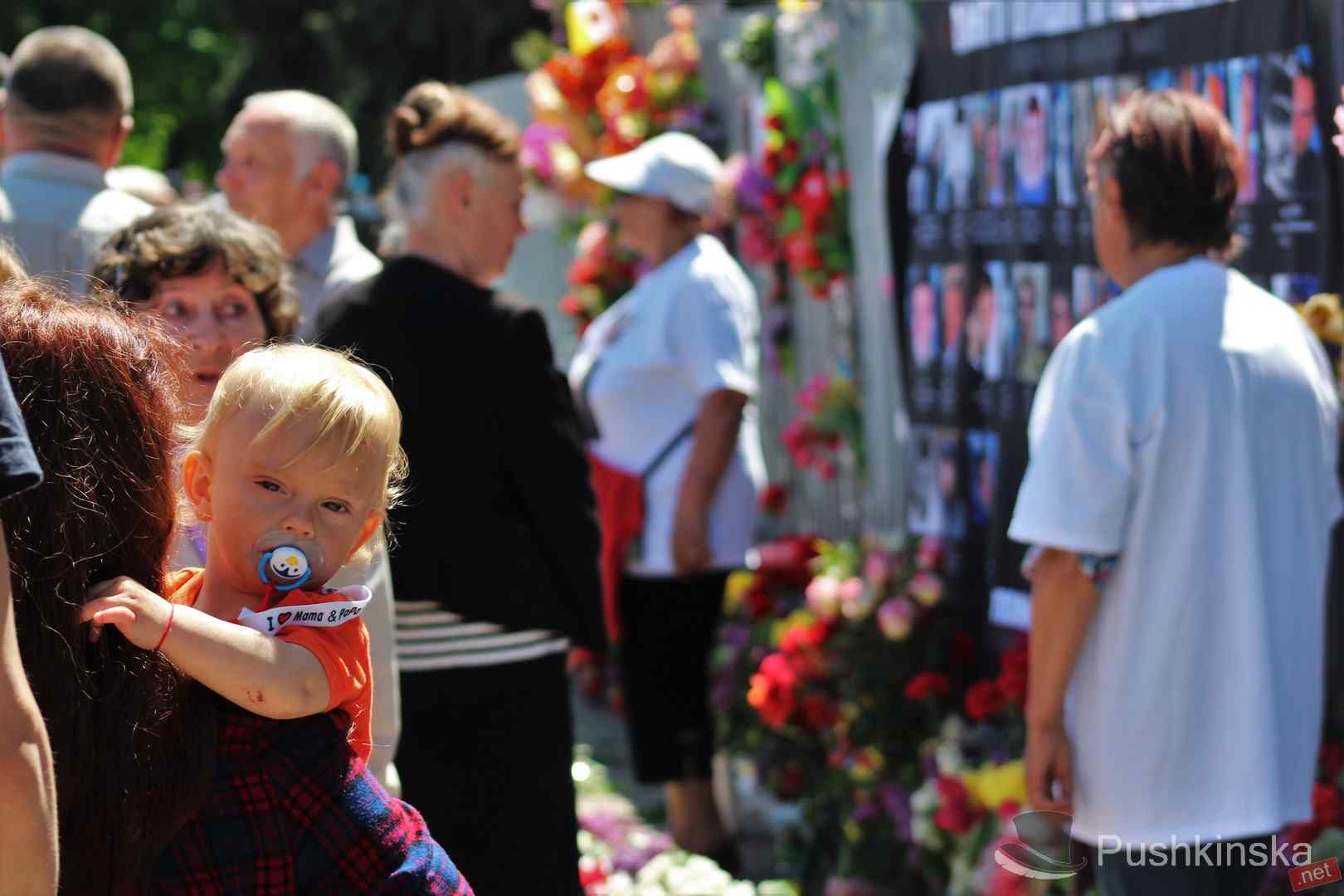 Словесные перепалки и слезы: как в Одессе проходит 2 мая. Фоторепортаж