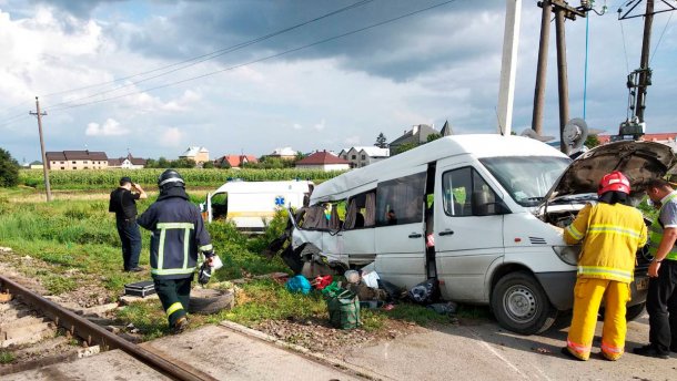 Смертельна ДТП у Чернівецькій області: пасажирський мікроавтобус зіткнувся з потягом