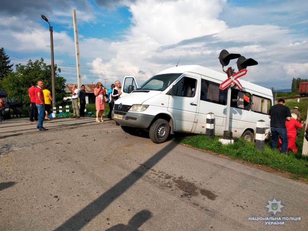 Смертельна ДТП у Чернівецькій області: пасажирський мікроавтобус зіткнувся з потягом