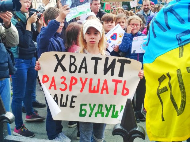 Сотні людей вийшли на марш за клімат у Києві: промовисті фото, відео