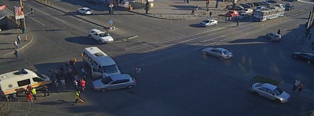 У центрі Запоріжжя маршрутка врізалась у легковик: фото