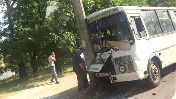 У Чернігові водій через бійку у маршрутці врізався в електроопору