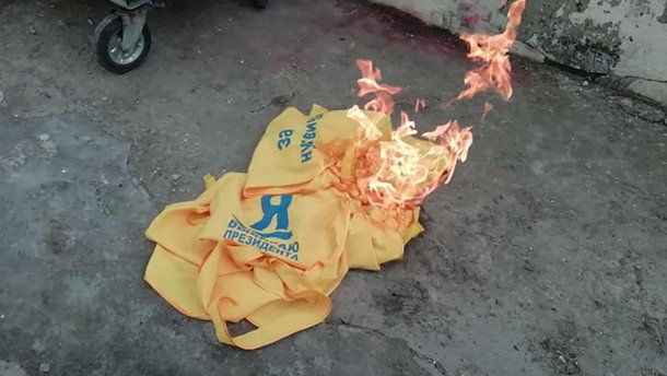У Дніпрі дітям роздавали накидки, що агітують за Януковича: фото