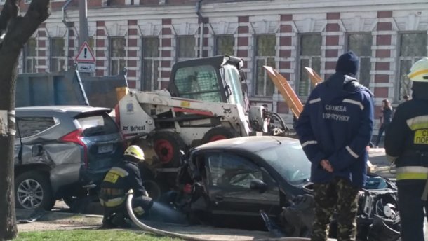 У Дніпрі некерована вантажівка знесла 8 автомобілів: зявились фото з місця аварії