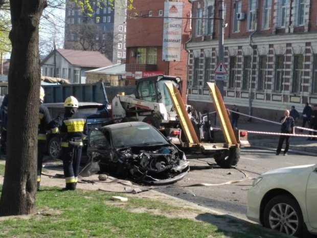 У Дніпрі некерована вантажівка знесла 8 автомобілів: зявились фото з місця аварії