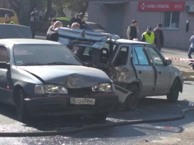У Дніпрі некерована вантажівка знесла 8 автомобілів: зявились фото з місця аварії