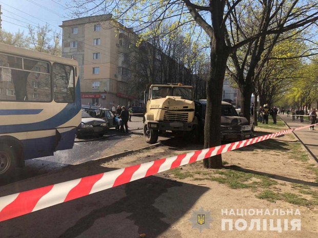 У Дніпрі некерована вантажівка знесла 8 автомобілів: зявились фото з місця аварії