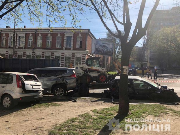 У Дніпрі некерована вантажівка знесла 8 автомобілів: зявились фото з місця аварії
