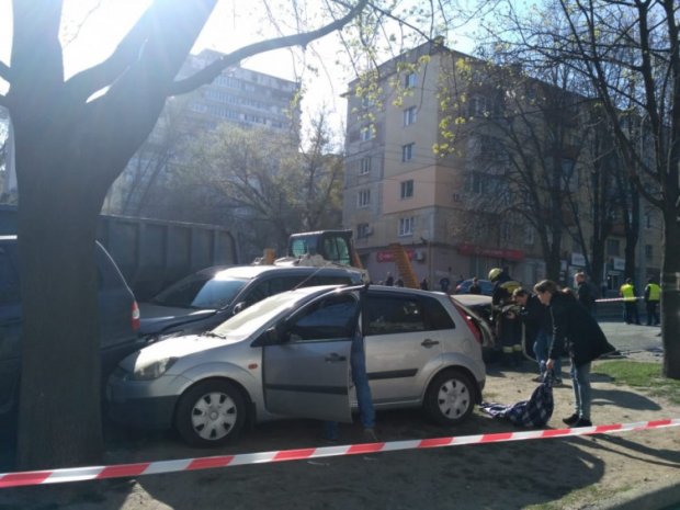 У Дніпрі некерована вантажівка знесла 8 автомобілів: зявились фото з місця аварії
