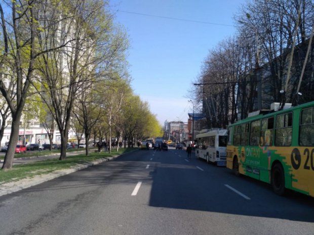 У Дніпрі некерована вантажівка знесла 8 автомобілів: зявились фото з місця аварії